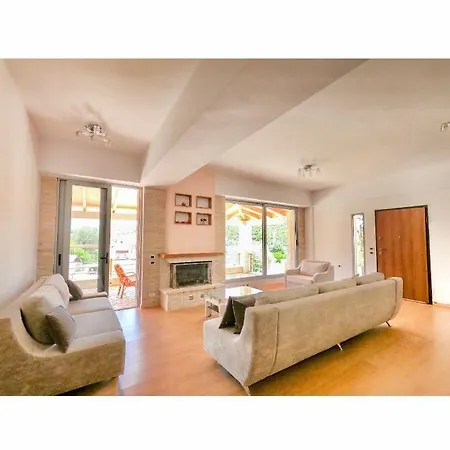 Milo Villa Himarë