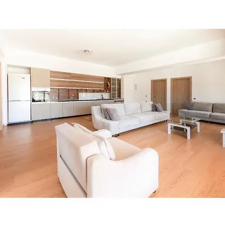 Milo Villa *